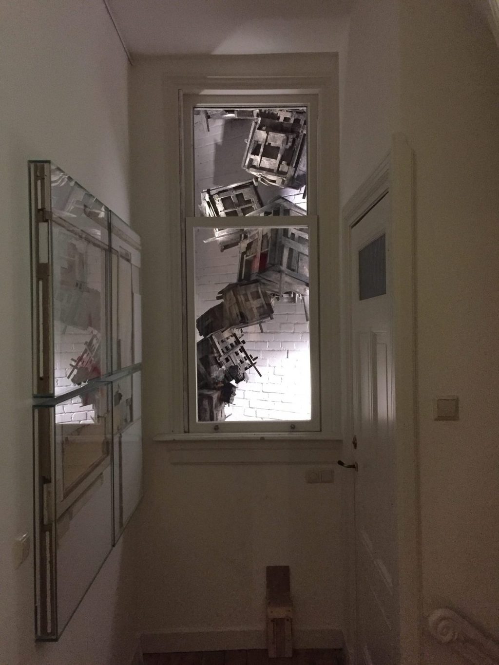 Het werk van Pim Palsgraaf door het raam van de Triangle Gallery