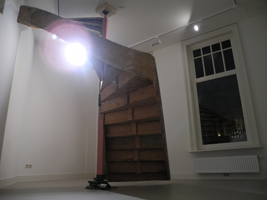 De trap van Willem Besselink met een lamp die door de trap heenschijnt alsof de zonsverduistering net afgelopen is...